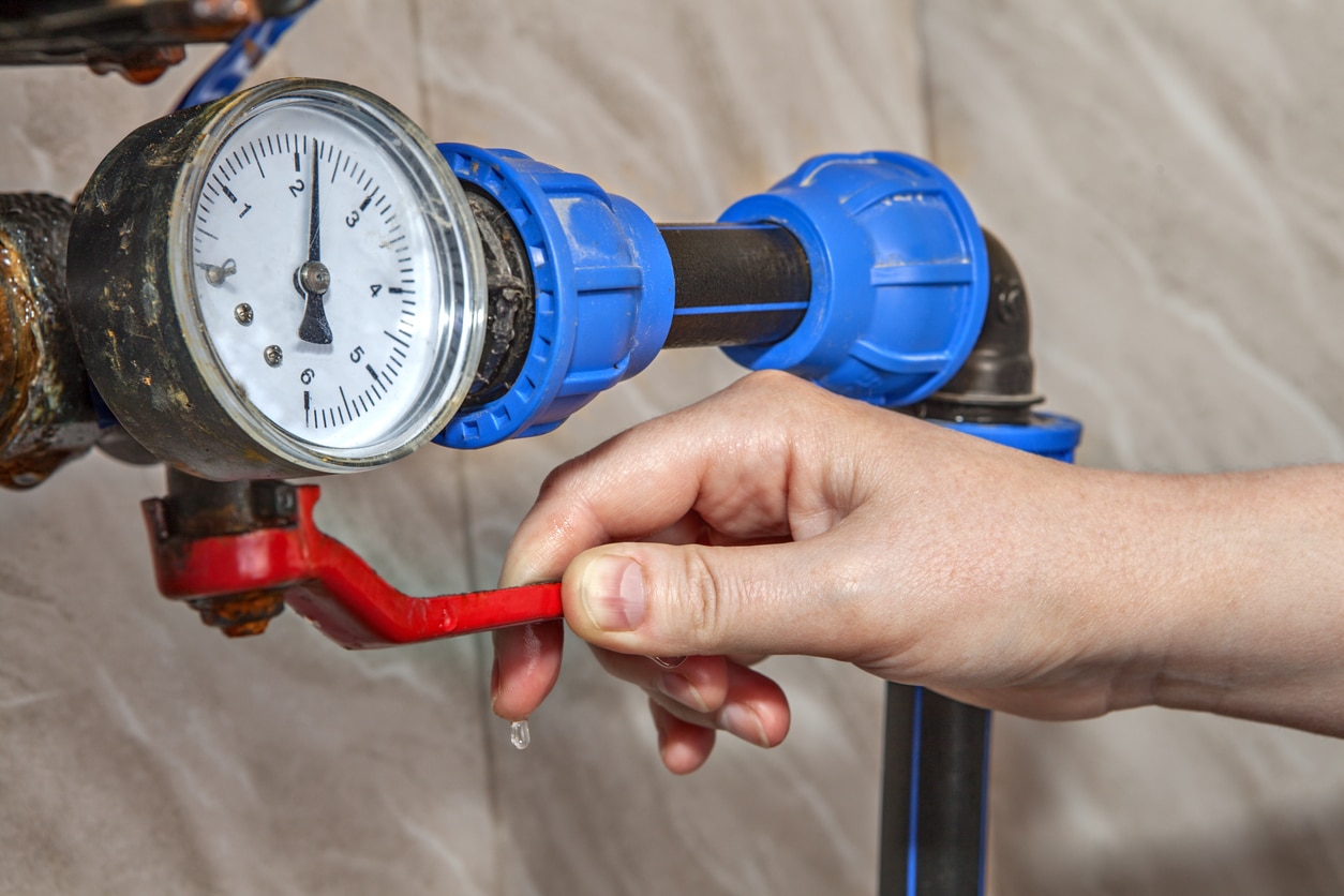 https://balkanplumbing.com/wp-content/uploads/checking-your-home-water-pressure.jpg