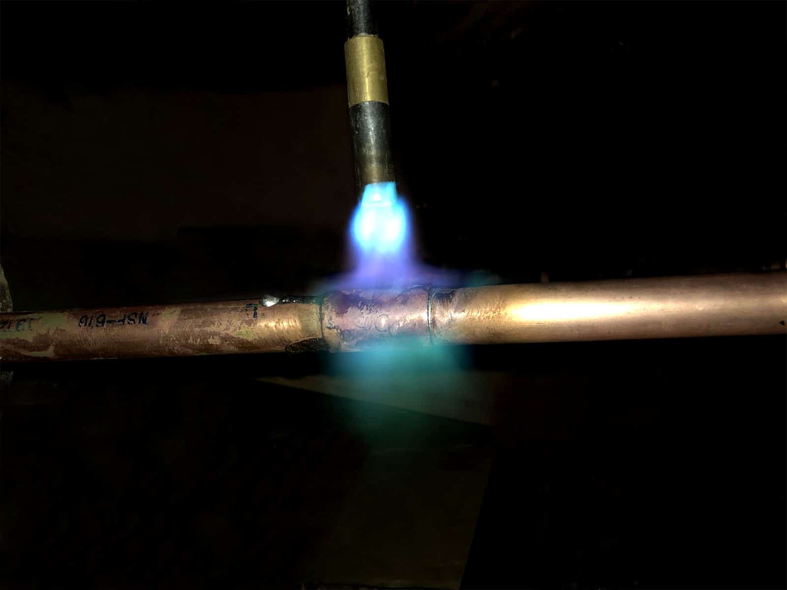 How to solder copper pipes with a torch.